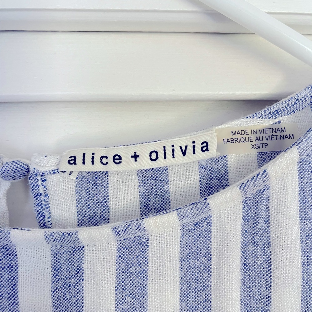 💙🤍ALICE + OLIVIA linen top